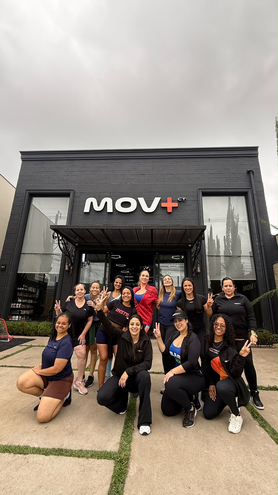 Equipe de uma unidade MOV+ CT reunida na fachada da academia